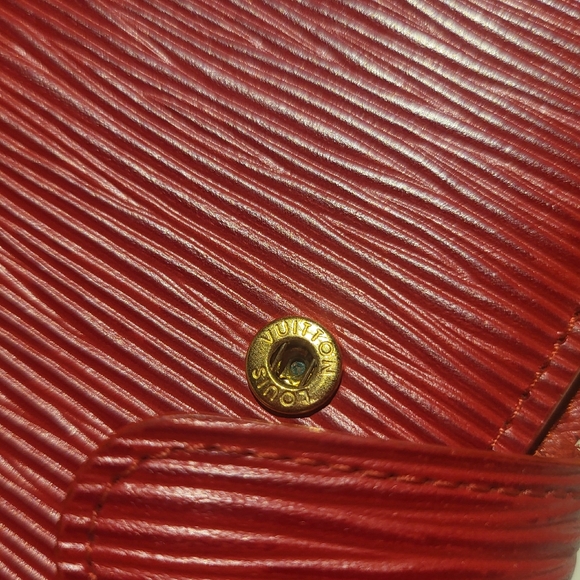 🔥SOLD🔥LOUIS🌻VUITTON EUC Epi Bifold Passport Agenda - Picture 11 of 16